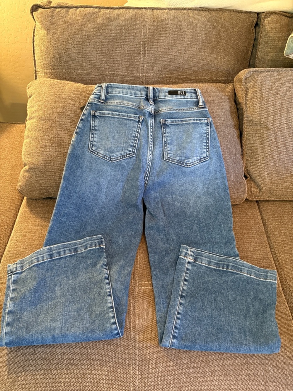 Kut from the Kloth Medium Blue High-Rise Wide Leg Jeans with Front Patch Pockets - Picture 6 of 6